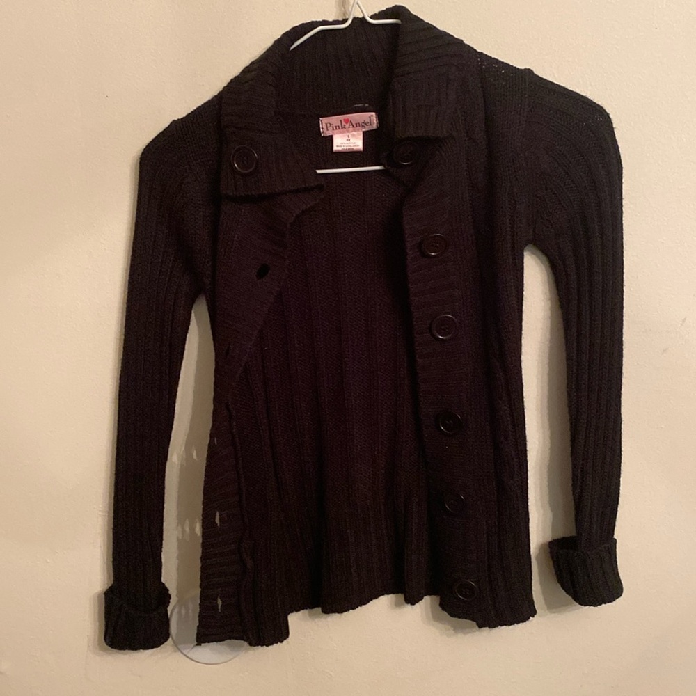 Girl’s size 6X sweater.